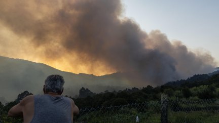 Vecinos observan el avance del fuego en Vilaboa. / EFE
