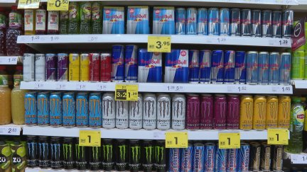 Bebidas energéticas en un lineal de un supermercado. / Aragón TV