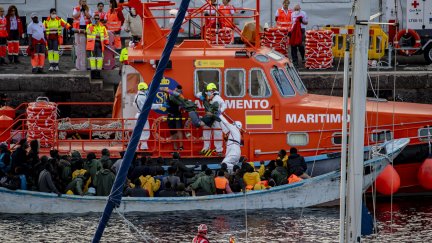 Llegada de un cayuco al Hierro (Canarias)./ Antonio Sempere / Europa Press