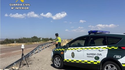 La Guardia Civil de Teruel delante de un radar. / Guardia Civil