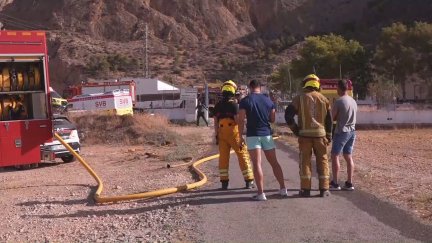 Bomberos del Consorcio Provincial de Bomberos de Alicante trabajando en el lugar del suceso. / Forta