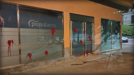La sede del PP de Huesca tras el acto vandálico de esta madrugada./ Aragón TV