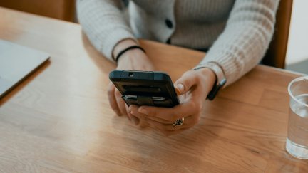 La víctima cree en todo momento estar hablando con personal de su entidad. / Unsplash