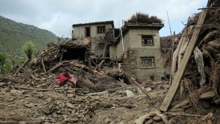 Miles de muertos y heridos y casas totalmente destruidas tras el terremoto del domingo en Kunar, Afghanistan. / EFE