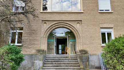 Entrada al hospital de día oncohematológico del Hospital Royo Villanova de Zaragoza, donde se va a construir una nueva rampa de acceso. / Gobierno de Aragón