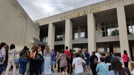 Pie de foto Opositores a auxiliar administrativo en la Facultad de Derecho en Zaragoza. / Gobierno de Aragón