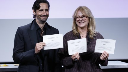 La actriz Emma Suárez y el actor Juan Diego Botto dan a conocer este miércoles en Madrid el nombre de las tres películas preseleccionadas para optar a representar a España en la próxima edición de los Oscar, de las que saldrá la elegida, que se anunciará el 17 de septiembre. 'Sîrat', de Óliver Laxe; 'Romería', de Carla Simón; y 'Sorda', de Eva Libertad, optarán a la elección a la categoría a mejor película internacional. EFE/ Chema Moya