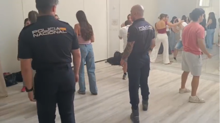 Instructores de la Policía Nacional, con los alumnos de Ciencias de la Salud. / Policía Nacional