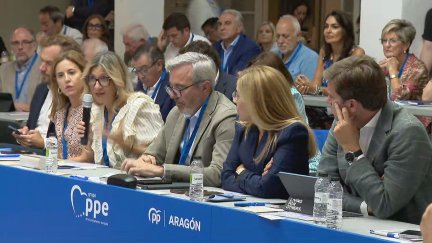 Jorge Azcón y otros miembros del PP en la Escuela de Verano del partido en Tarazona. / Aragón TV