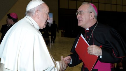El obispo de Barbastro-Monzón junto al papa Francisco. / Aragón TV