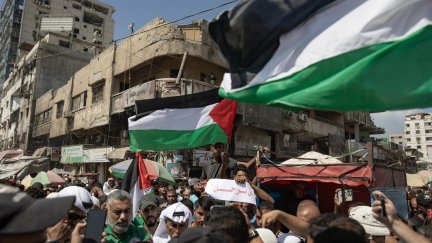Palestinos manifestándose este martes contra el desplazamiento y la migración forzosa en la ciudad de Gaza. / EFE