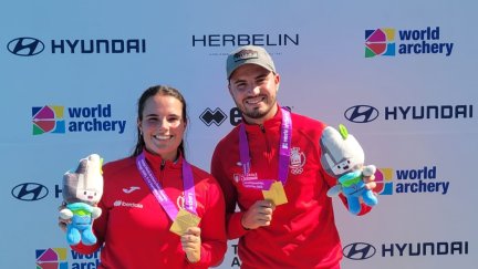 Temiño posa con la medalla de oro.