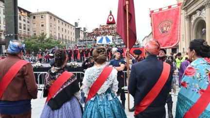 Varias personas durante la Ofrenda floral a la Virgen del Pilar el 12 de octubre de 2024, en Zaragoza. / Europa Press