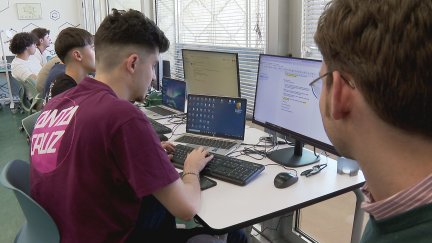 Estudiantes de FP en un curso de formación tecnológica. / Aragón TV