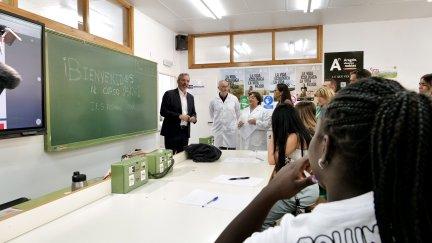 El presidente de Aragón, Jorge Azcón, ha inaugurado el curso de FP en el Instituto Rodanas de Épila. / Fabián Simón-Gobierno de Aragón