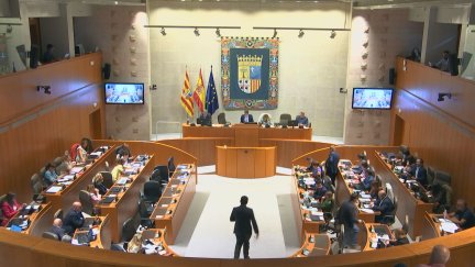 Imagen de las Cortes en la sesión de este jueves con la consejera Carmen Susín como protagonista. / Aragón Tv