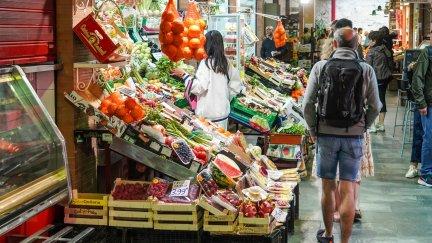El precio de la fruta, de los alimentos y la electricidad, fundamental en la bajada del IPC./ Europa Press / Eduardo Briones