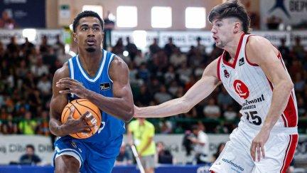 Joaquín en una acción durante el encuentro. Foto: X @RMBaloncesto