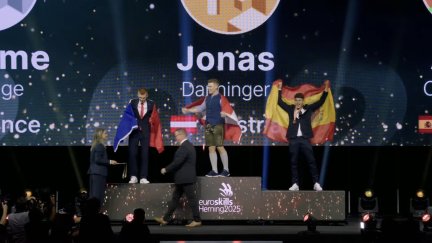 Alex Caro (dcha.) en la ceremonia de clausura de EuroSkills, este sábado. | Gobierno de Aragón