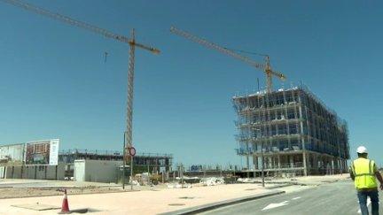 Un bloque de edificios en construcción en Rosales del Canal. / Aragón TV