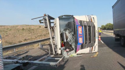 Retenciones en el kilómetro 85 de la AP-2 a causa del accidente. / Aragón TV