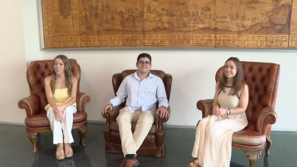 Ana Belén Fraile, Mario Bautista e Inés Sebastián han sido galardonados al l Premio al Facultativo Interno Residente Excelente. / Aragón TV