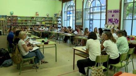 Un grupo de profesores se reúne en un colegio de Huesca. /Aragón Tv