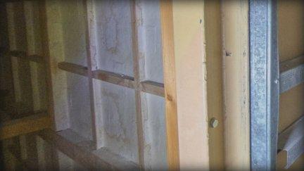 Humedades de las pinturas de Sijena en las fotografías tomadas por expertos aragoneses./ Aragón TV