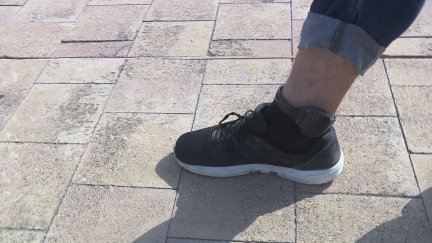 Un hombre con una pulsera antimaltrato. / Aragón TV