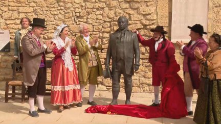 Momento en el que se ha inaugurado la nueva escultura de Goya en Fuendetodos./ Aragón TV