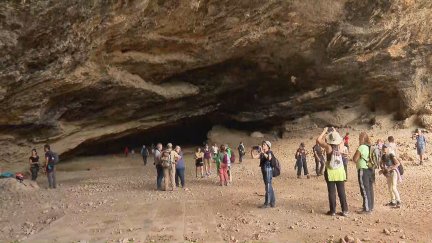 Los visitantes, a punto de acceder al interior de la Cueva de Chaves./ Aragón TV