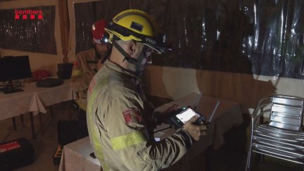 Bomberos buscan con drones al hombre desaparecido. / EFE
