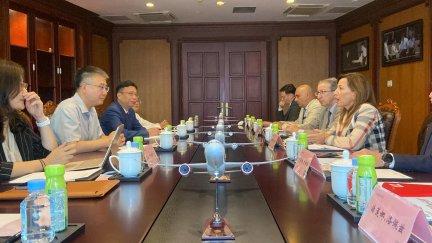 La alcaldesa de Zaragoza, Natalia Chueca, se ha reunido con los responsables de la empresa Juneyao Group en Shanghai. / Ayuntamiento de Zaragoza