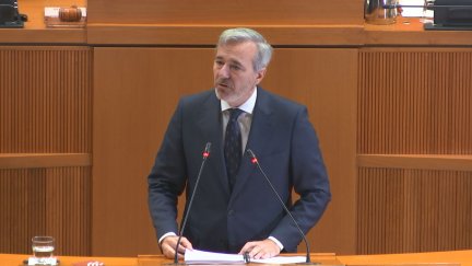 Jorge Azcón durante su intervención en el Debate sobre el estado de la Comunidad este miércoles. / Aragón TV