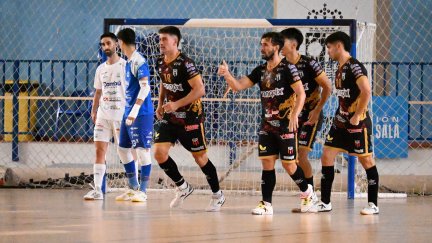Wanapix Sala 10 celebrando uno de los goles en Pinatar. Foto: CFS Pinatar