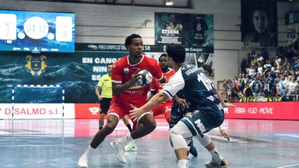 Samuel Cordiés en una jugada ante un rival gallego. Foto: X Bada Huesca