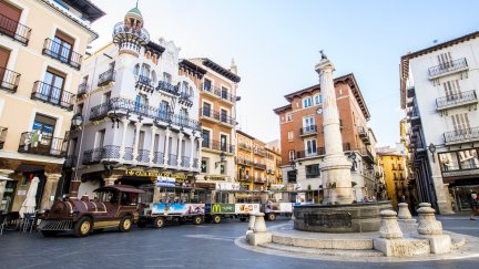El tren turístico, en la plaza del Torico de Teruel. | Ayuntamiento de Teruel