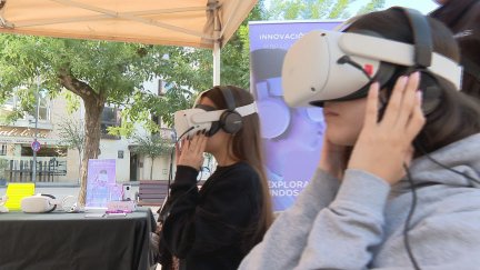 Dos jóvenes participan el la jornada sobre violencia de género en Huesca. / Aragón Tv