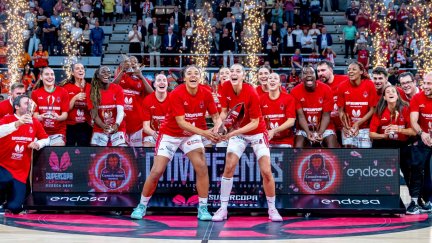 Las jugadoras del Casademont Zaragoza celebran el título.