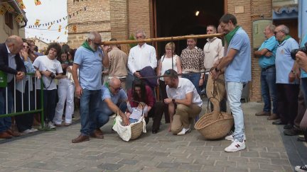 El tradicional pesaje se ha frente a la iglesia de Lituénigo. / Aragón Tv