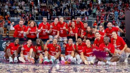 La plantilla del Casademont Femenino celebrando la Supercopa