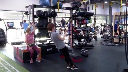 Personas mayores hacen ejercicio en un gimnasio de Zaragoza. / Aragón Tv