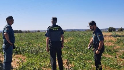 Agentes de la Guardia Civil en el lugar donde ha sido hallado el cadáver del fallecido en Barbastro (Huesca)./ Guardia Civil
