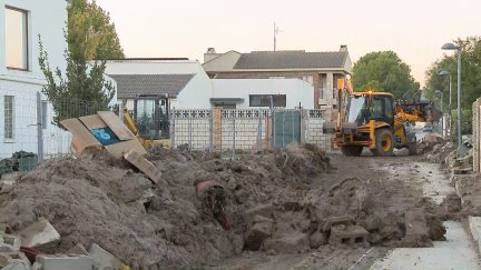 El barro todavía se acumula en algunas calles del entorno del Huerva. / Aragón TV