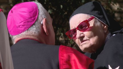 Sor Isabel, en una de sus últimas visitas al Monasterio de Sijena./ Aragón TV