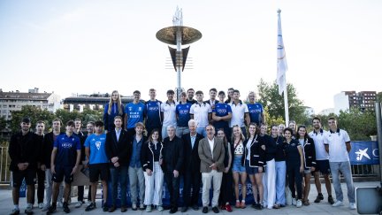 Los equipos de la Universidad de Oxford y el Helios-USJ que participan en la regata