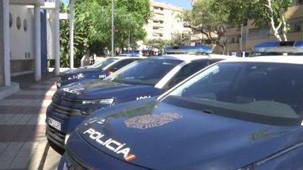 Vehículos de Policía Nacional en una comisaría de Marbella ( Mñalaga). / Aragón Tv
