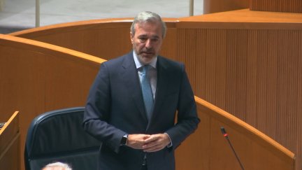 Jorge Azcón durante su intervención en el pleno de este viernes. / Aragón TV