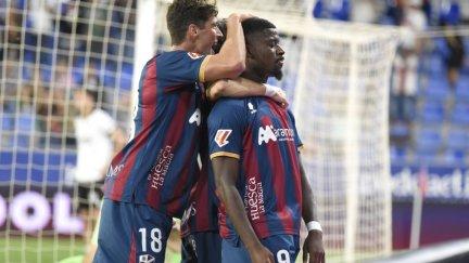 Los jugadores celebran el gol de Ntamack