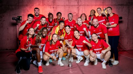 Las jugadoras del Casademont Zaragoza celebran la conquista de la Supercopa.
